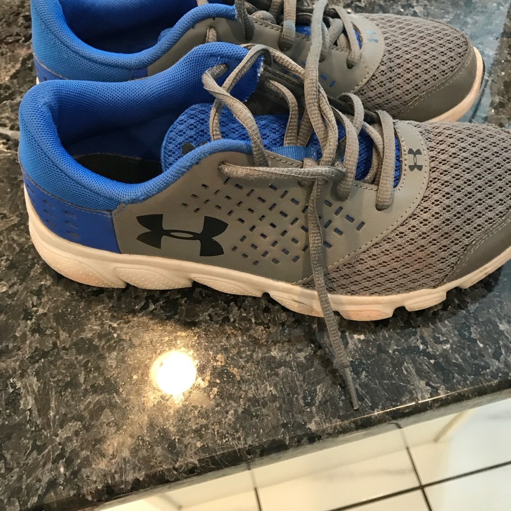 Under Armour Boys sneakers size 6
